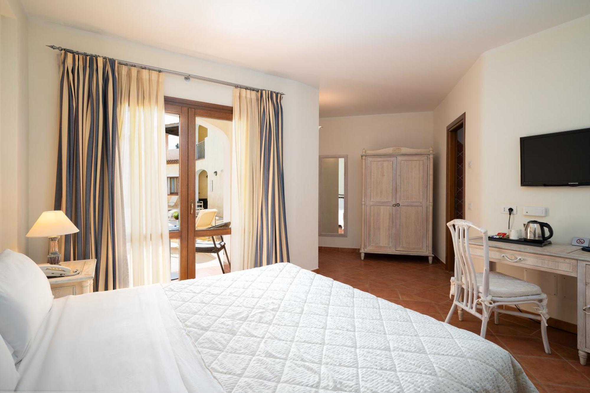 Hotel Monti Di Mola بورتو كيرفو المظهر الخارجي الصورة